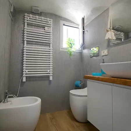 Ai Piedi Della Pigna *